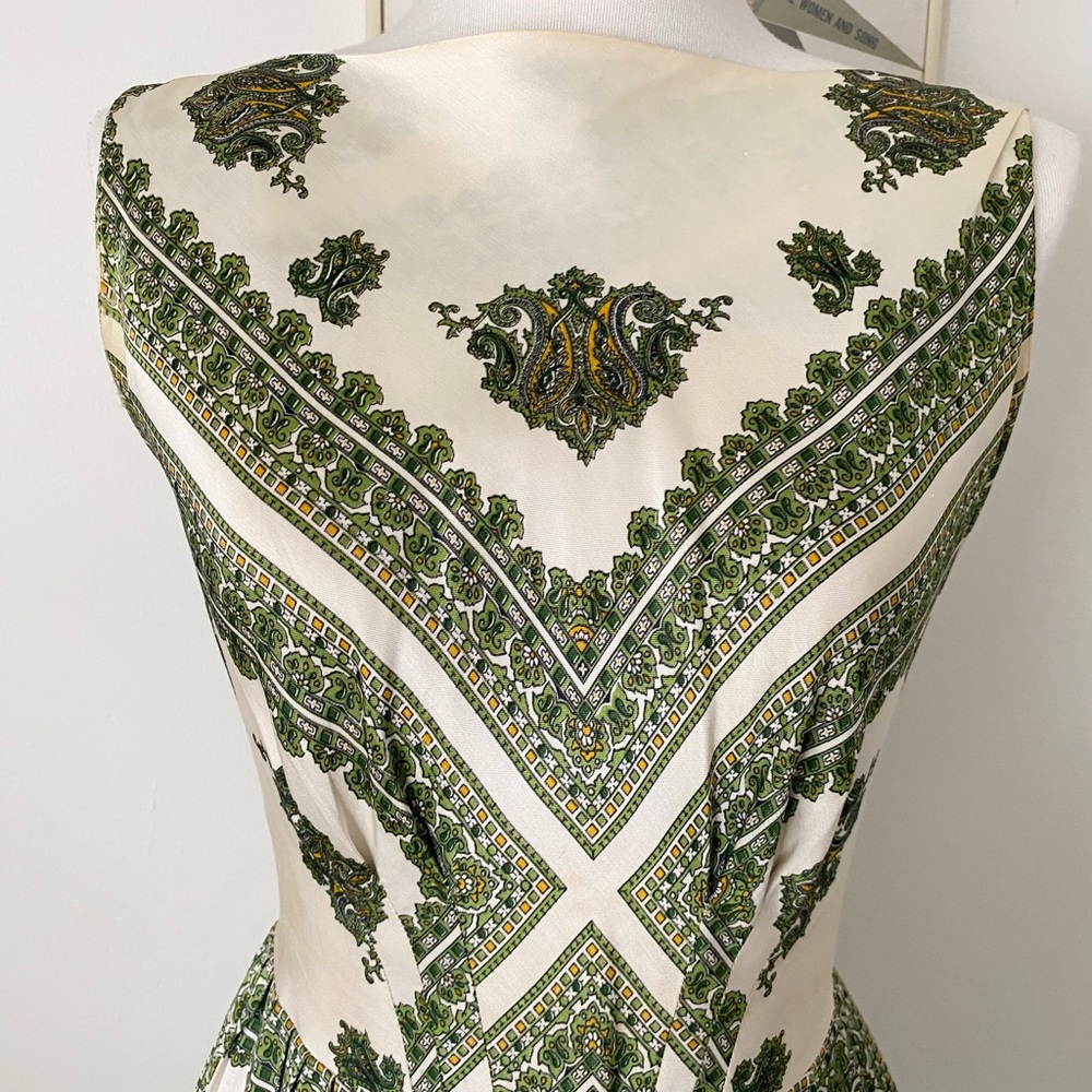 Vintage 1960s sleeveless satin cocktail dress green paisley motif pleated skirt - Picture 4 of 7